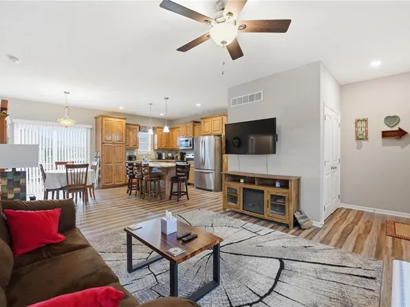 941 N Cottonwood Ct, Tonganoxie, KS 66086