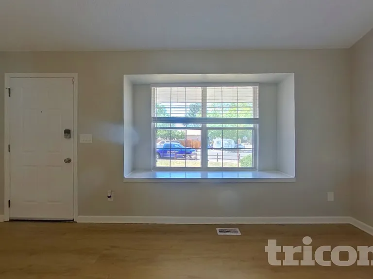 1721 S Genoa Way — Photo 3