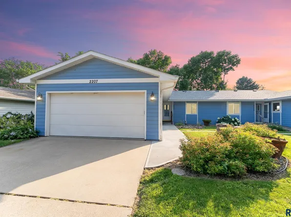 2207 E Sylvan Cir, Brandon, SD 57005