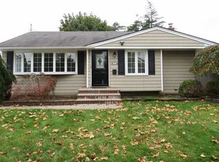 21 Cambridge Dr, Hicksville, NY 11801