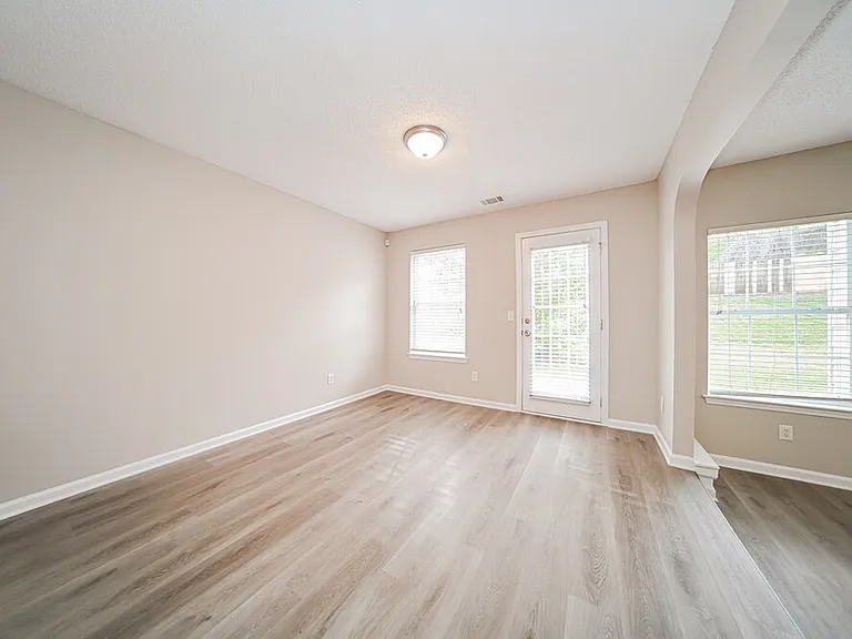 301 Othello Dr — Photo 6