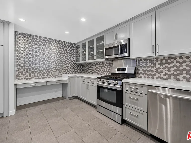 1301 N Flores St #4 — Photo 17