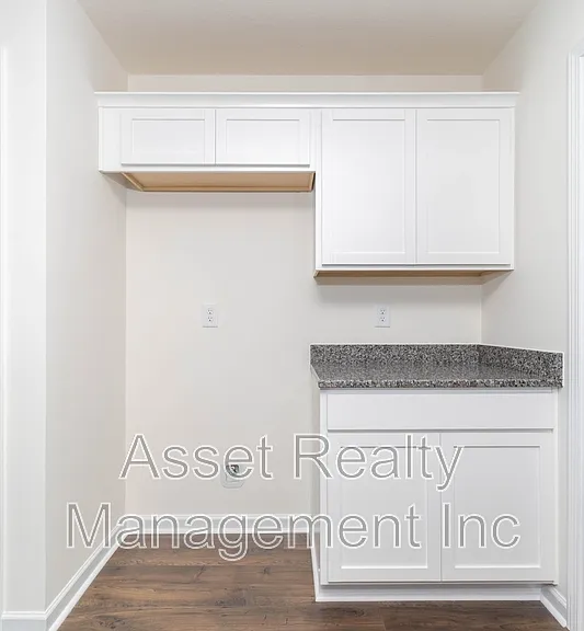 2063 Southwood Cir — Photo 16