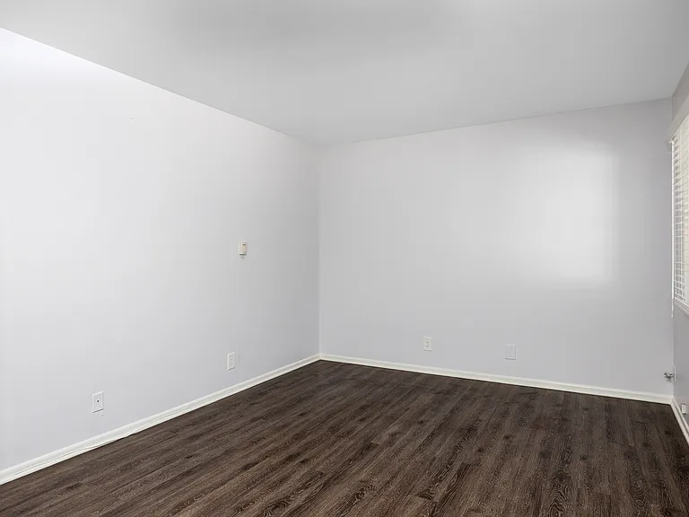 Verdugo Plaza Apartments — Photo 18