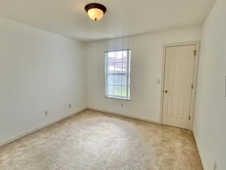 1914 Summer Hills Ln — Photo 7
