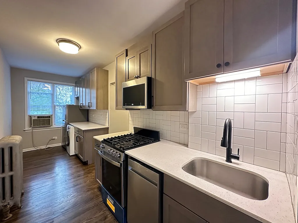 Priceless Studio, 1 Bath at Dakin + Fremont (Wrigleyville) — Photo 2