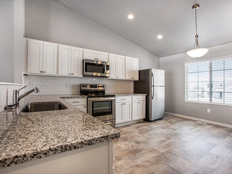 910 Maycroft Rd — Photo 2
