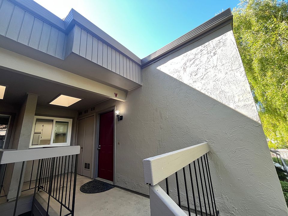 Second-floor 2-bedroom 1.5-bath unit