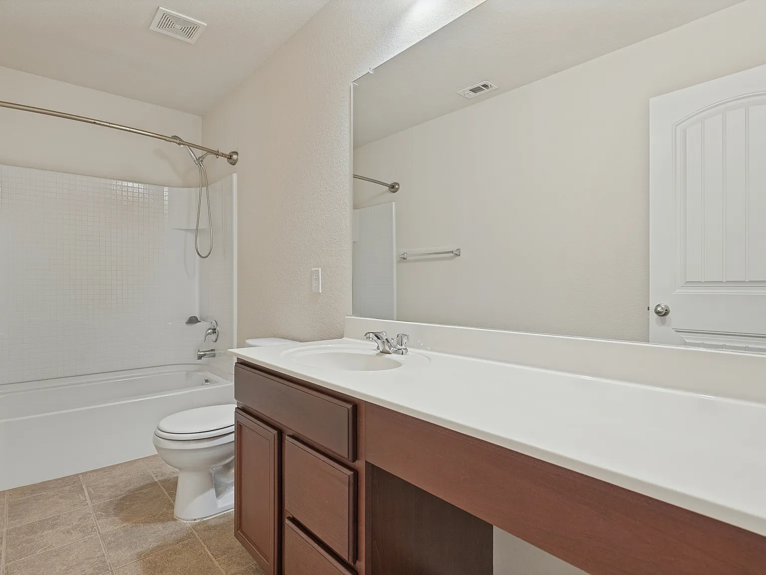 4 bed, 2.5 bath, 3062 sqft, $2,800 — Photo 2