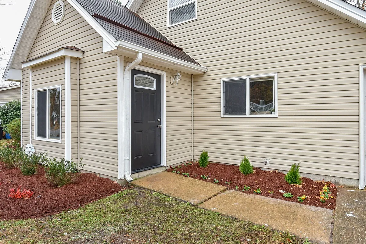 Building Photo - 1423 Goldfinch Ln