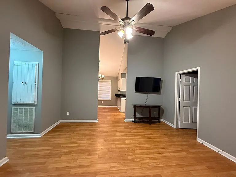 327 Center St — Photo 7