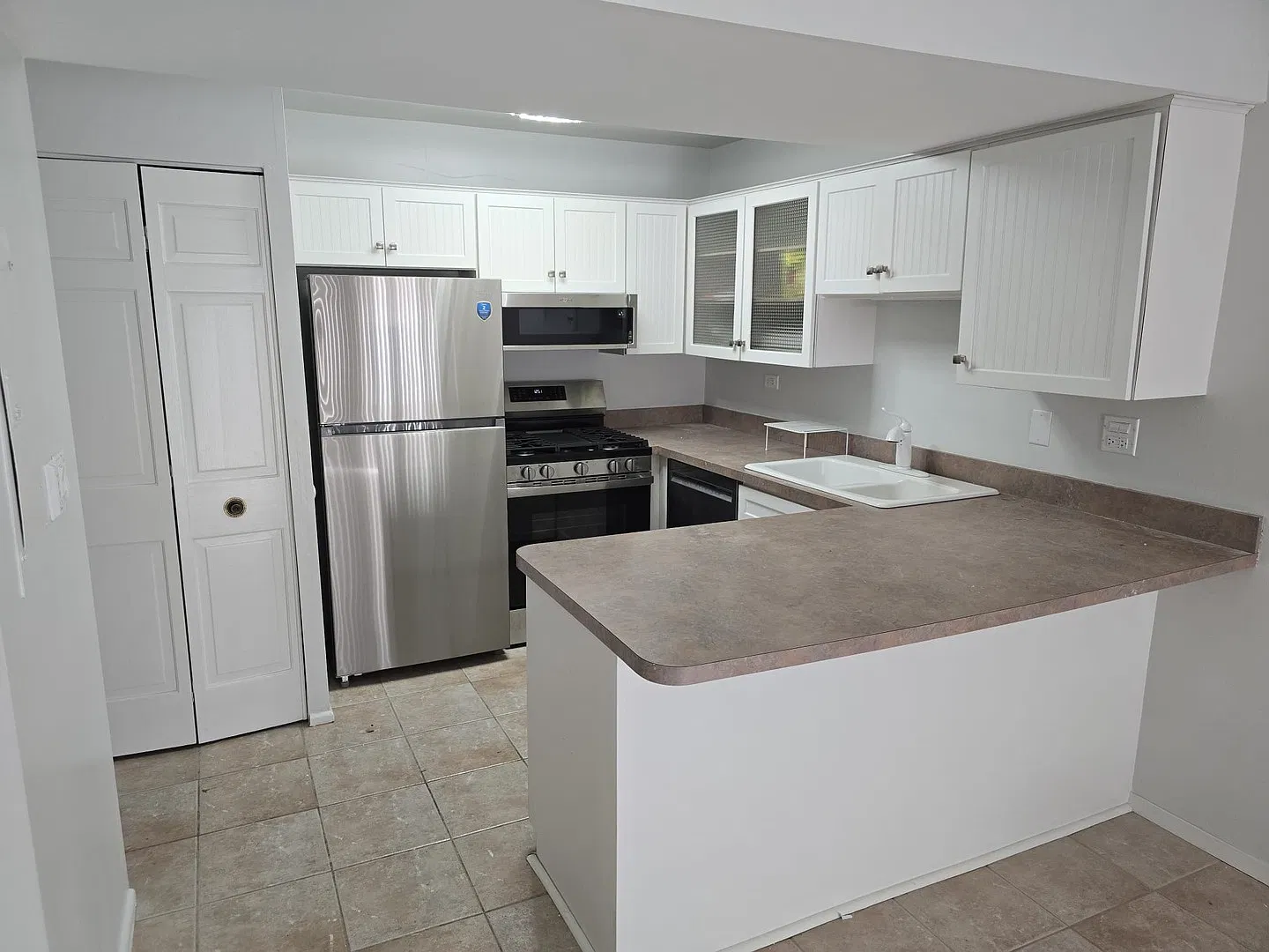 3 bed, 1.5 bath, $2,500 — Photo 2