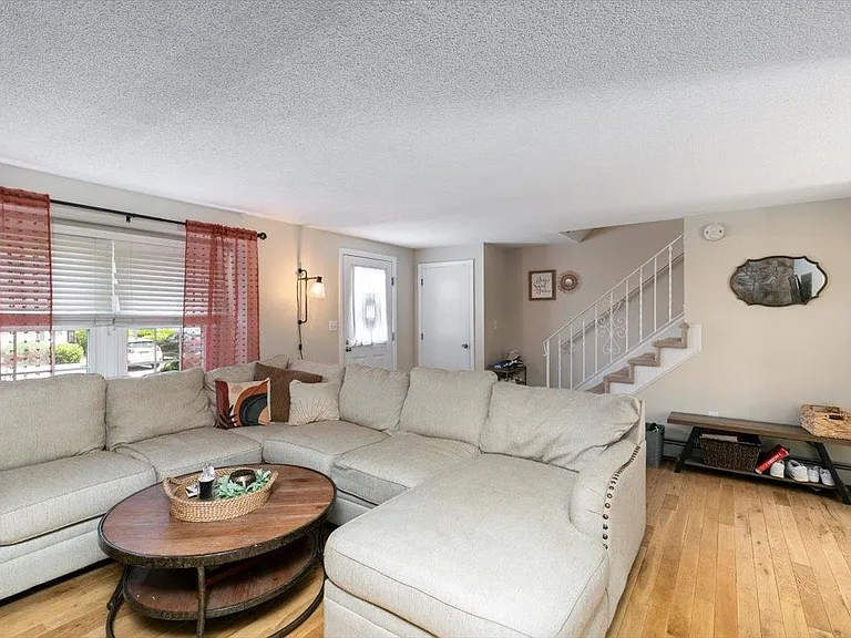 114 Fieldstone Dr — Photo 4