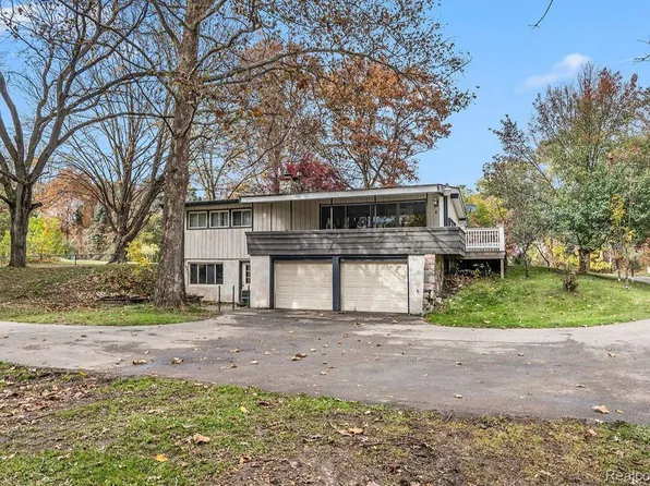 9730 Hyne Rd, Brighton, MI 48114