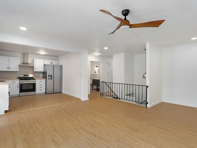 2023 E Battlefield Rd — Photo 16