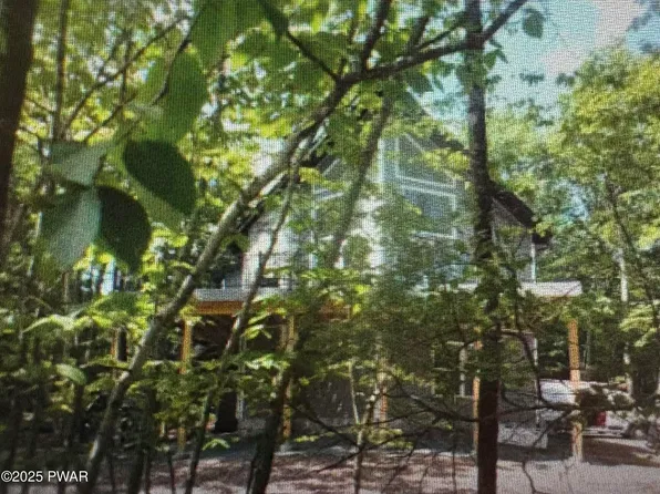 805 Pioneer Ct, Lackawaxen, PA 18435