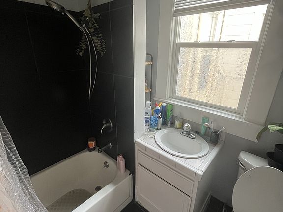5th image of 1556 Howard St #B