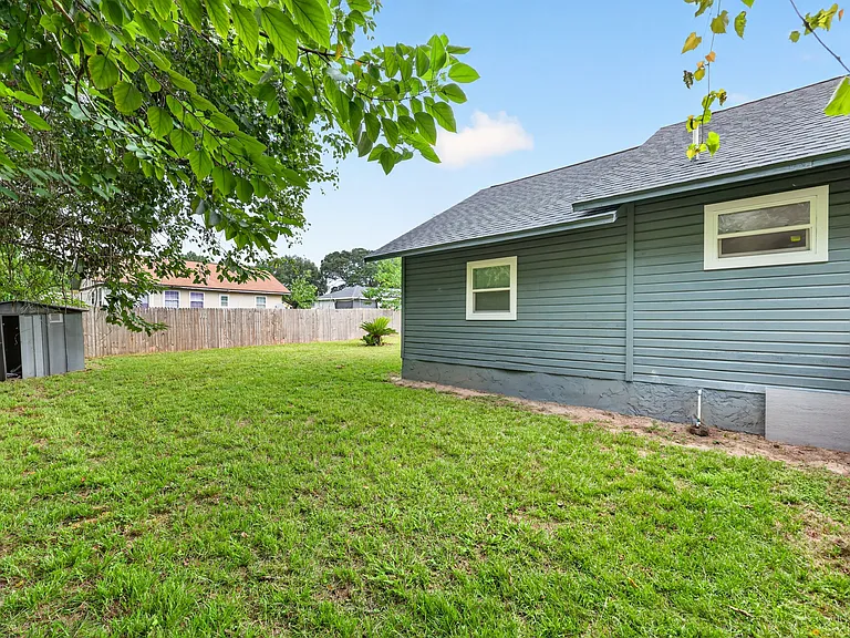 705 NW 64th Pl — Photo 5