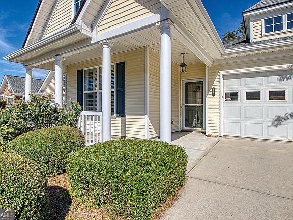 3rd image of 13 Hampshire Ln