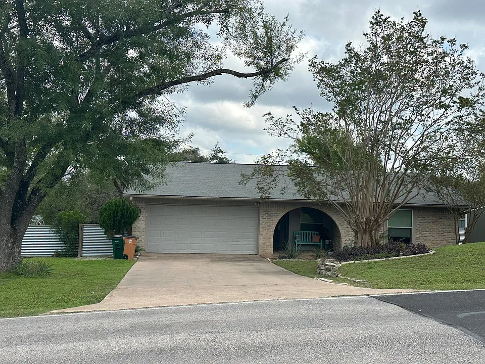 6805 Silvermine Dr
