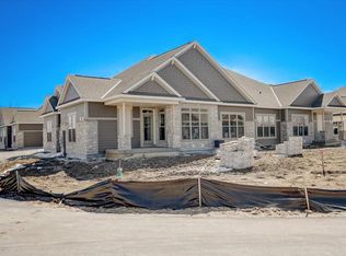 N28W25184 Parkway Ridge Circle Bldg7/unit #C-23, Pewaukee, WI 53072