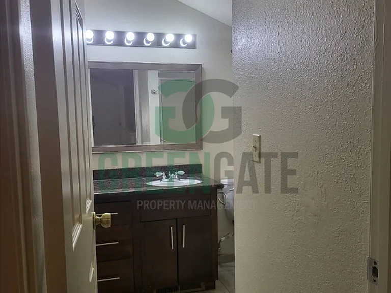2428 Woodvale Dr — Photo 46