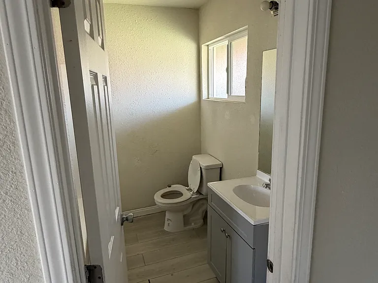 345 W 8th St — Photo 10