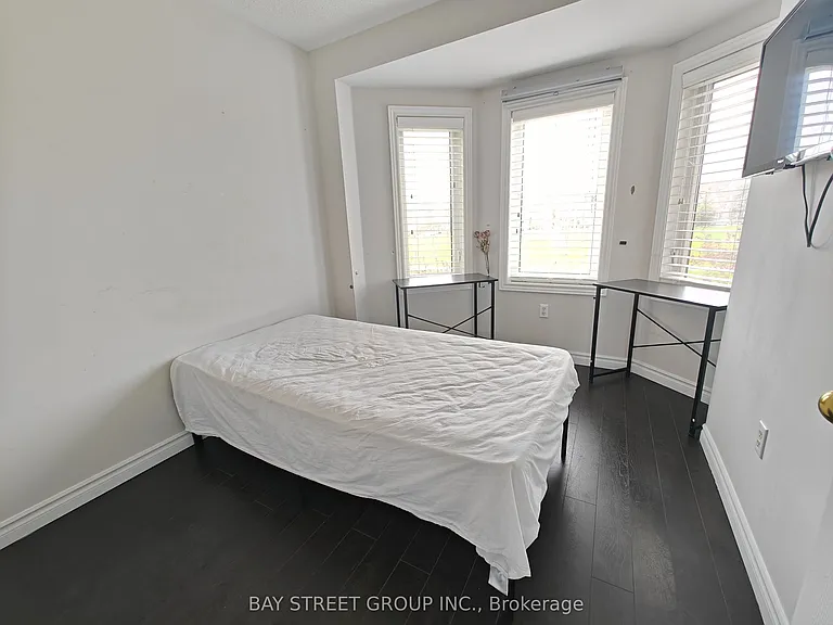 256 Glenashton Dr — Photo 17