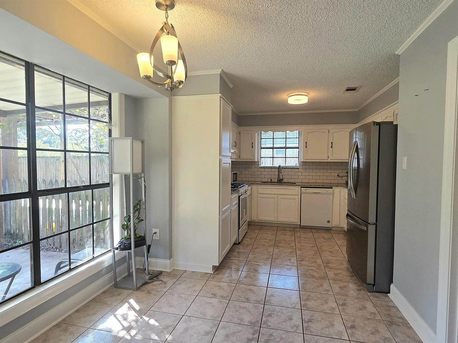 3 bed, 1700 sqft, $2,200 — Photo 2