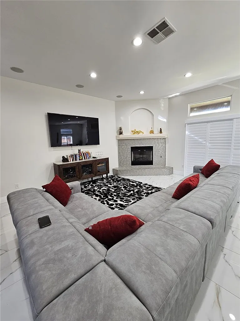 4 bed, 2163 sqft, $5,000 — Photo 2