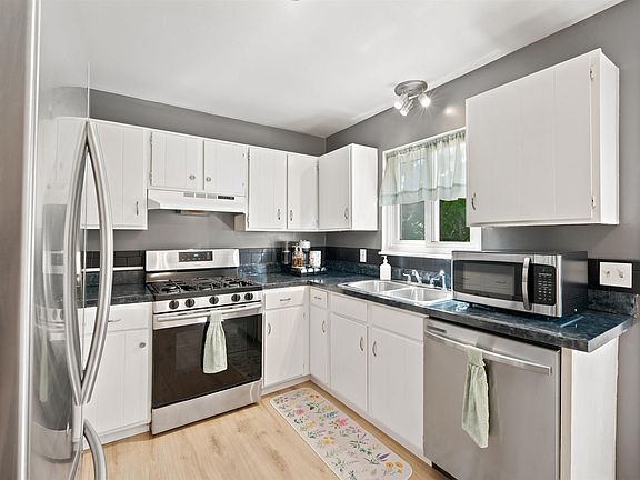 3rd image of 3313 Mapel St