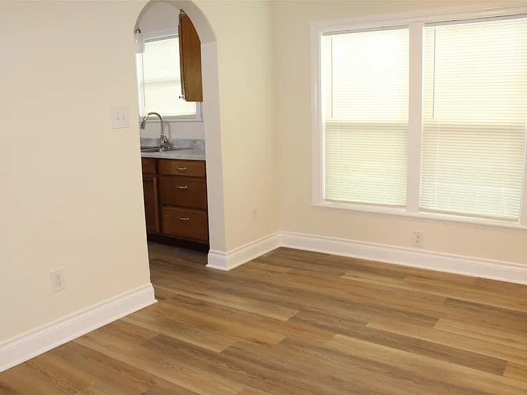 410 Hahlo St — Photo 5