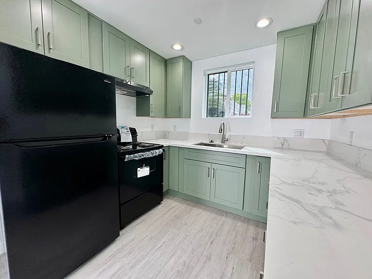2203 1/2 S Sycamore Ave — Photo 4