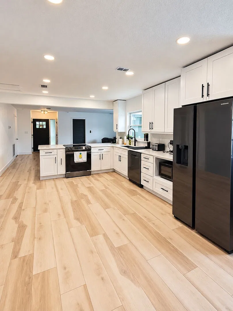 Beautiful 3-Bedroom Home With Private Pool In Brandon! — Photo 4