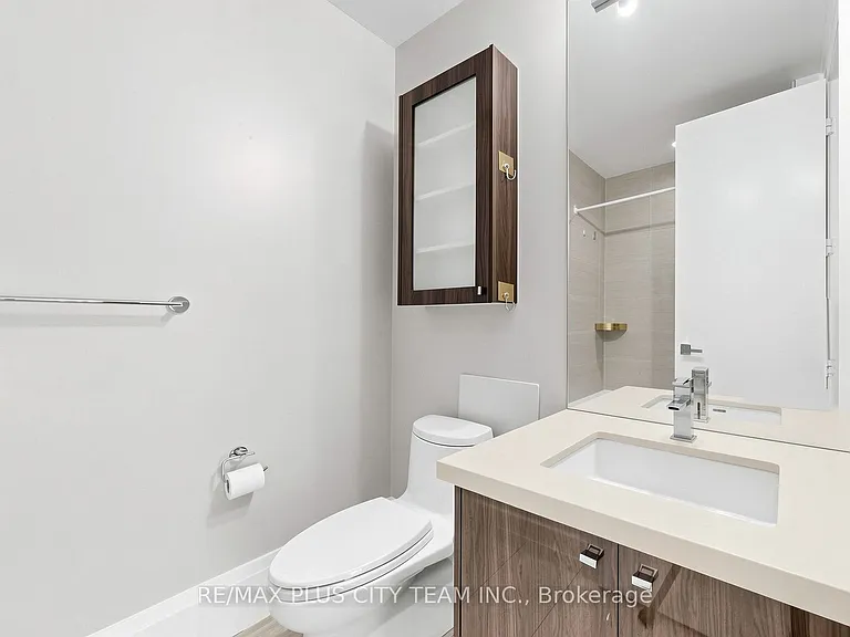29 Queens Quay E #Townhouse 122 — Photo 17