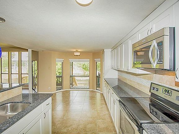 5th image of 2122 Fenwood St