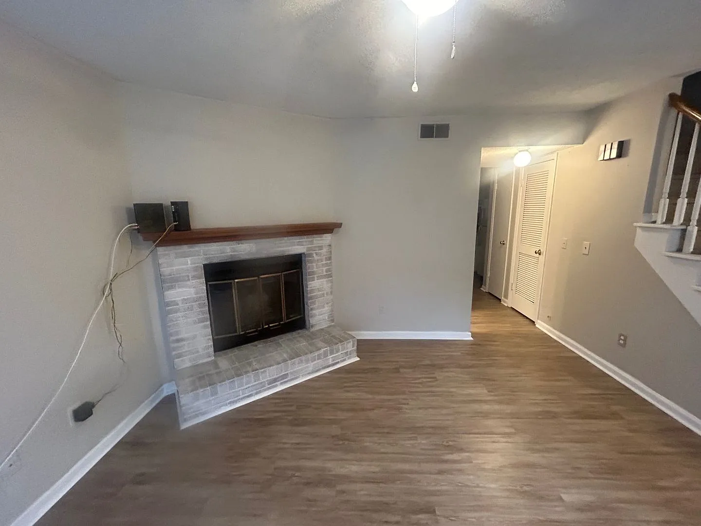 2br 1.5 Bath Townhome In Harbison Beautifully Renovated With Brand New Dishwasher And Washer/Dryer! — Photo 3