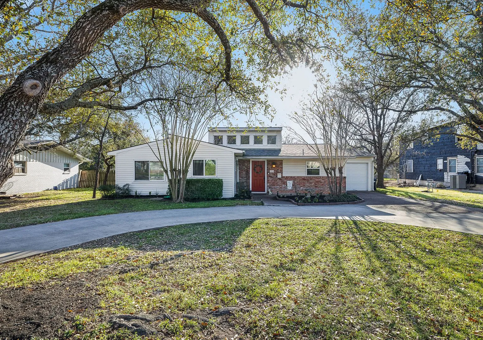 Charming 3/1 House on Huge Lot in College Woodland Hills CS! Immediate Move In! — Photo 1