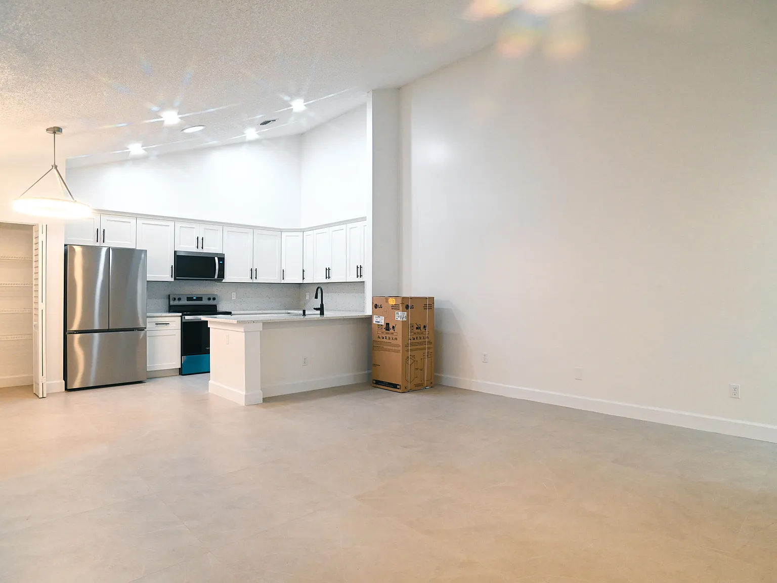 3 bed, 2.0 bath, 1332 sqft, $2,900 — Photo 2
