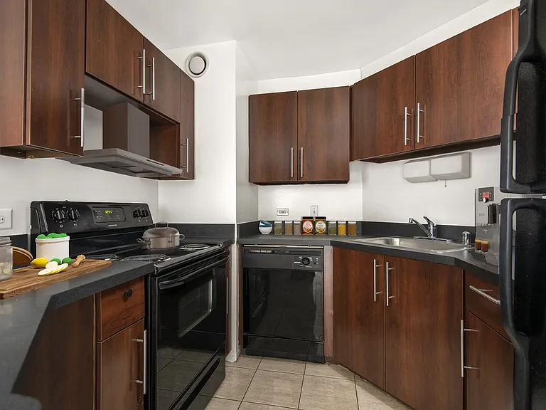 1111 N. Dearborn — Photo 15