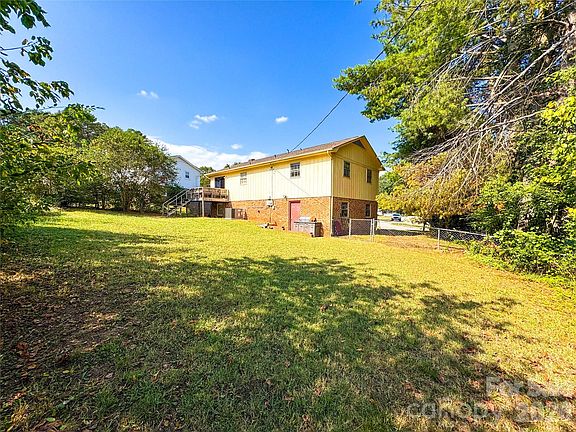 3rd image of 307 Meadowbrook Dr