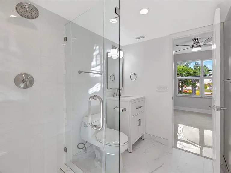 2400 NE 33rd Ave #212 — Photo 15