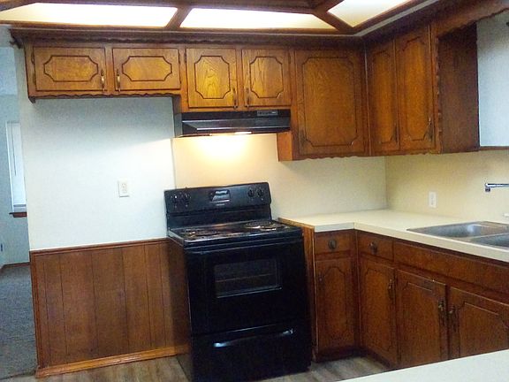 3rd image of 312 E Cedar Ln