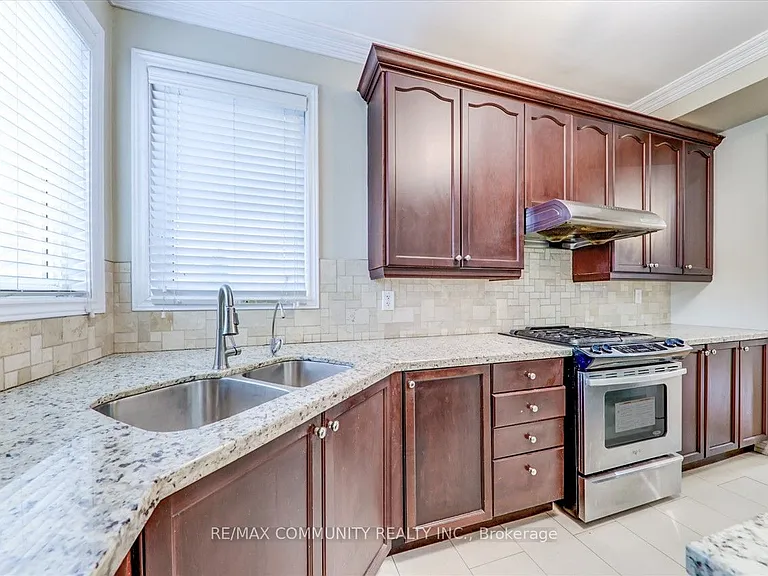 86 Grosbeak Cres — Photo 11