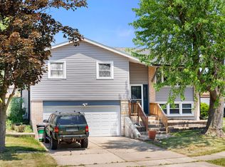 2206 Birchwood Pkwy, Woodridge, IL