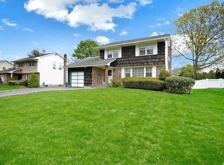 47 Carnegie Dr, Smithtown, NY 11787