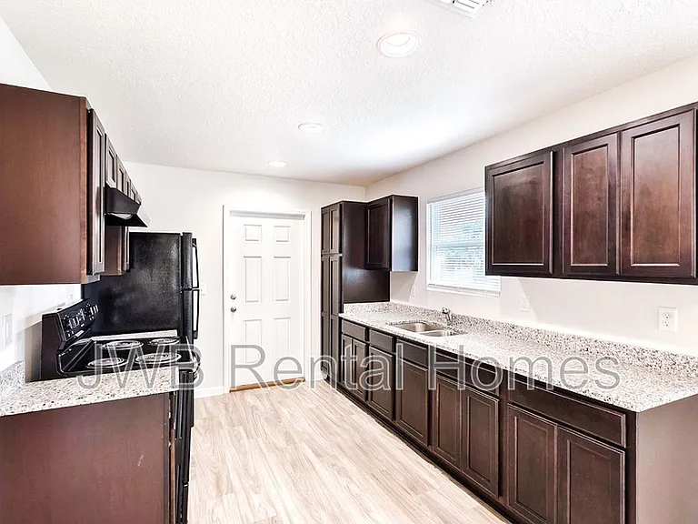 1507 W 6th St — Photo 2