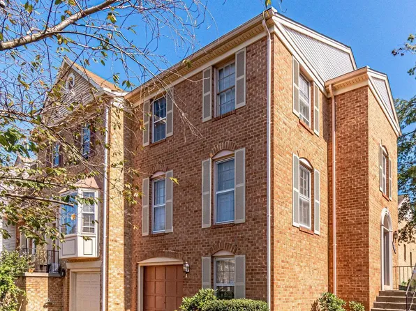 4216 Fox Lake Dr, Fairfax, VA 22033