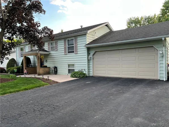 39 Briarwood Dr, Lockport, NY 14094