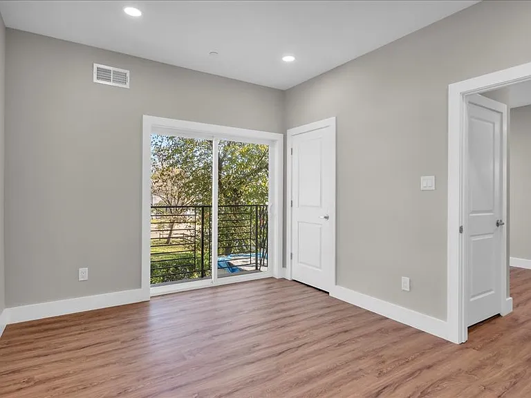 135 E Springer St — Photo 9